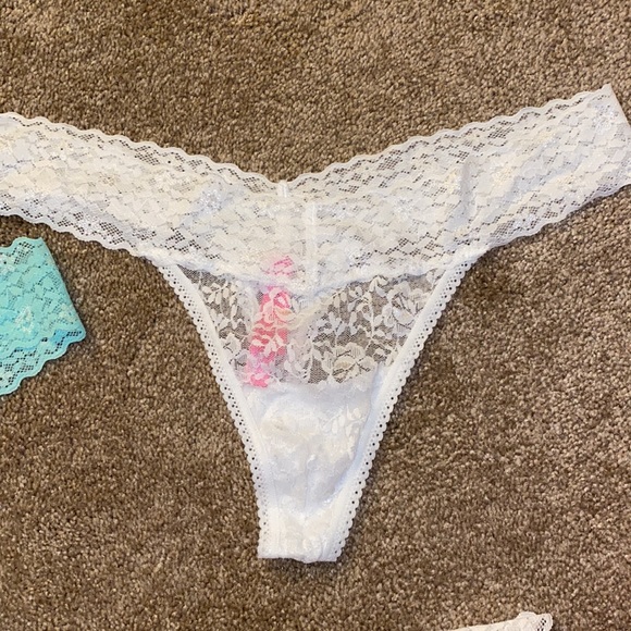 Betsey Johnson size L Lacey set of 4 thongs LIKE NEW!!! - Picture 5 of 5